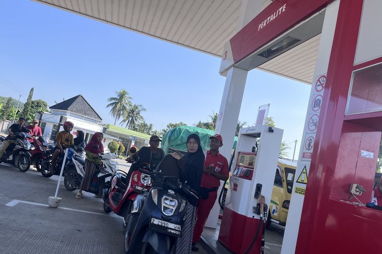 Harga Pertamax Naik, Warga Pangandaran Beralih ke Pertalite Meski Antre Panjang