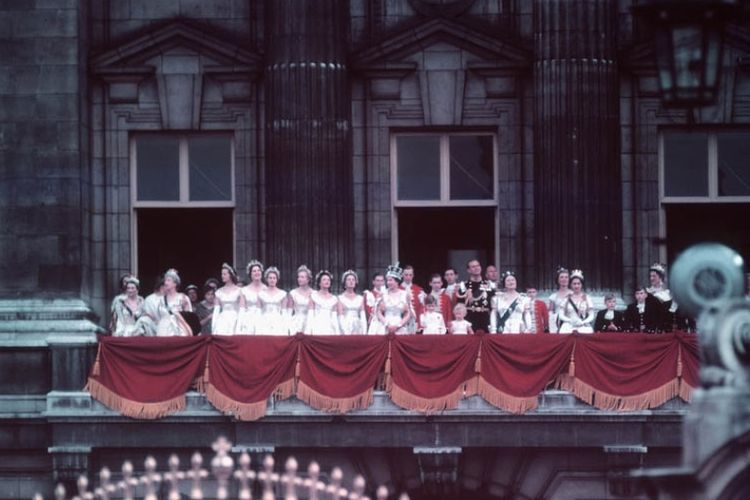 Ratu Elizabeth II dan keluarga kerajaan muncul di balkon Istana Buckingham usai menjalani upacara penobatan di Westminster Abbey, London, pada 2 Juni 1953.
