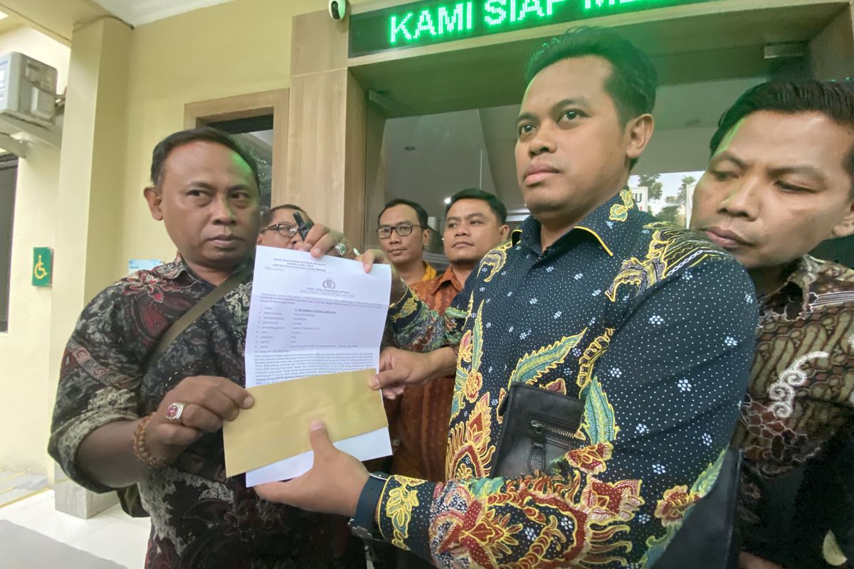  Camat Asemrowo Surabaya, M Khusnul melaporkan sejumlah akun menyebar video viral ke Polda Jatim pada Jumat (10/1/2025). 