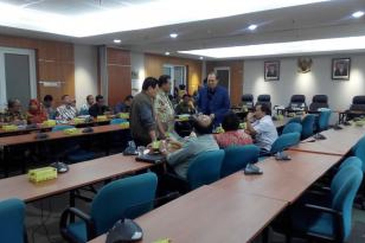 Sekretarid Daerah DKI Syaifullah berbincang dengan anggota dewan sebelum rapat angket dimulai, Kamis (12/3/2015). 