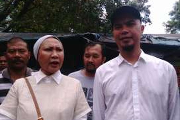 Musisi Ahmad Dhani dan Aktivis Ratna Sarumpaet di samping gedung KPK. Kamis (2/6/2016)