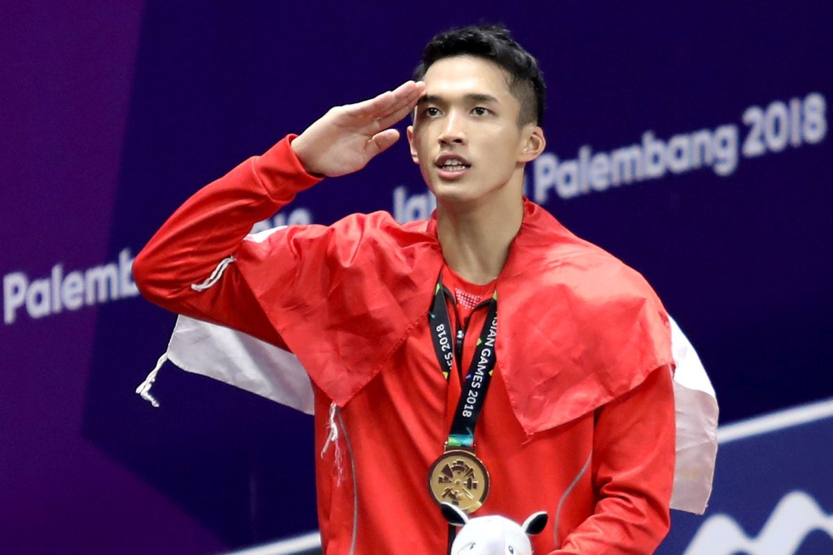 Pebulu tangkis tunggal putra Indonesia peraih medali emas Asian Games 2018 Jonatan Christie melakukan penghormatan kepada bendera Merah Putih saat upacara penyerahan medali di Istora Senayan, Jakarta, Selasa (28/8). ANTARA FOTO/INASGOC/Nafielah Mahmudah/tom/18. *** Local Caption *** 

