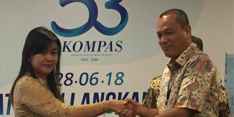 Harian Kompas memberikan penghargaan cendikiawan berdedikasi kepada pengajar dan peneliti media Ashadi Siregar, dan akademisi serta pakar pendidikan Anita Lie. Penghargaan diserahkan langsung oleh Chief Executive Officer Kompas Gramedia Liliek Oetama  di Gedung Kompas, Jalan Palmerah Selatan, Jakarta Pusat, Kamis (28/6/2016).