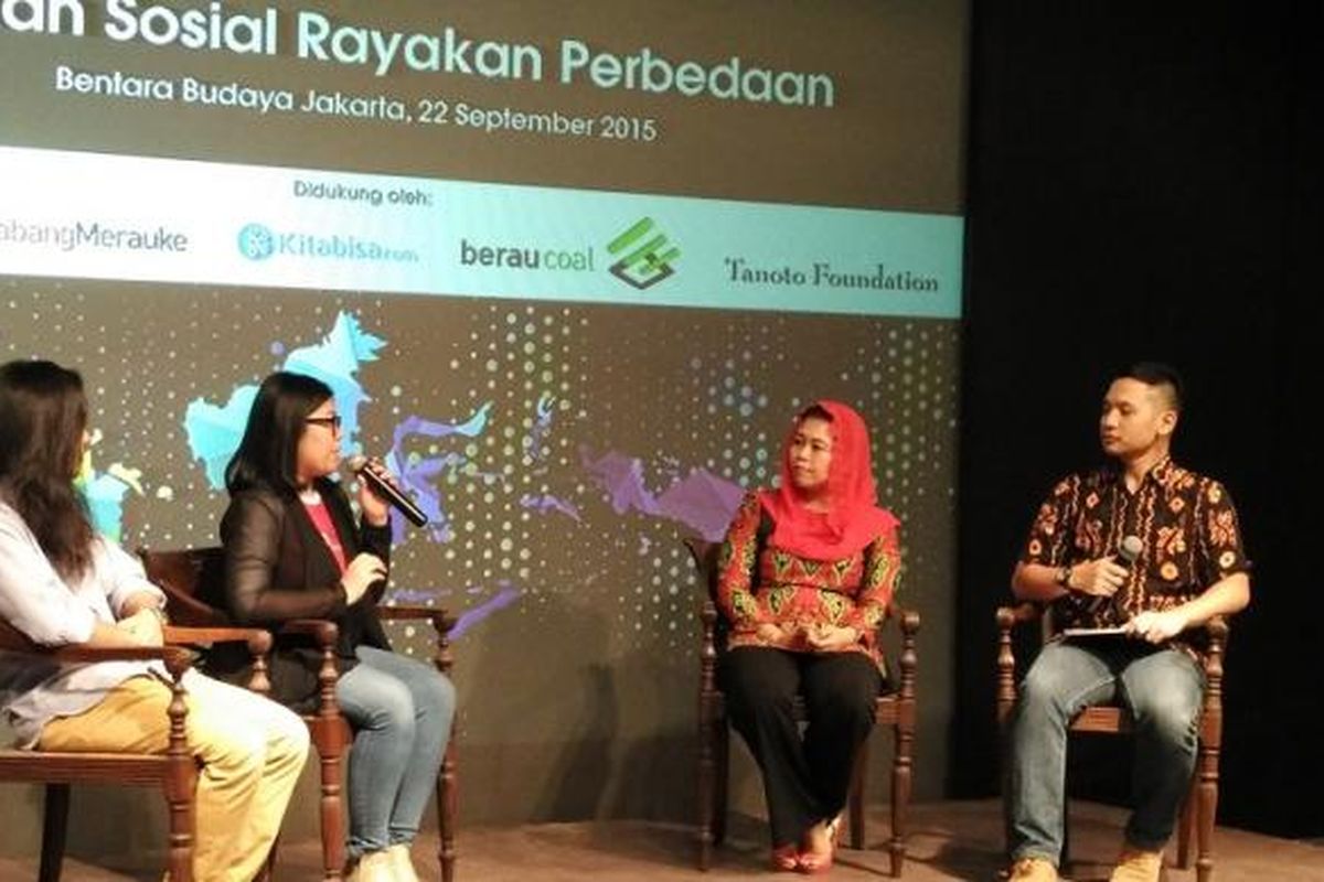 (kiri ke kanan) Chief marketing officer Kitabisa.com Vikra Ijazz, tim perumus SabangMerauke.org Meiske Demitria Wahyu, dan direktur The Wahid Institute Yenny Wahid dalam seminar bertajuk gerakan sosial rayakan perbedaan yang digelar di Bentara Budaya Jakarta, Selasa (22/9/2015).