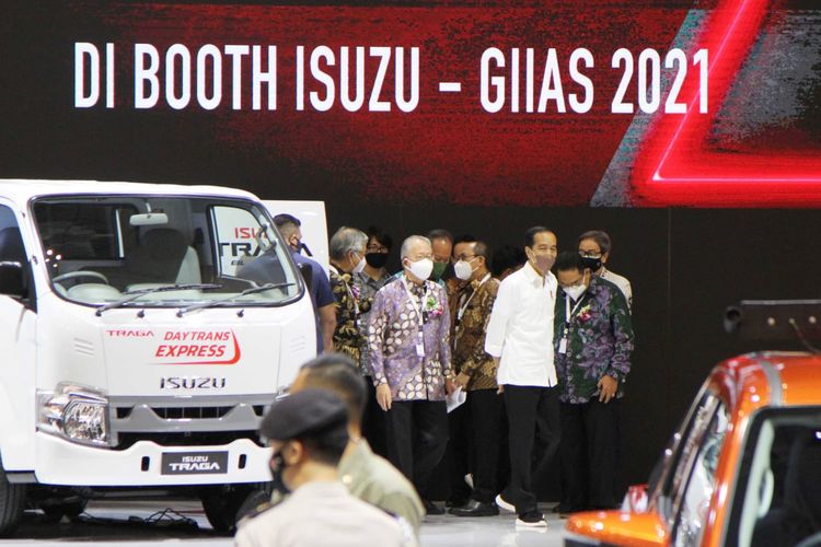 Presiden Republik Indonesia Joko Widodo mendatangi booth Isuzu Astra Motor di GIIAS 2021