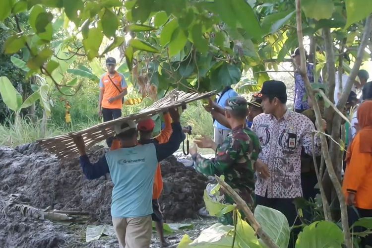 Proses perbaikan tanggul yang jebol di Desa Meluwur, Kecamatan Glagah, Lamongan.