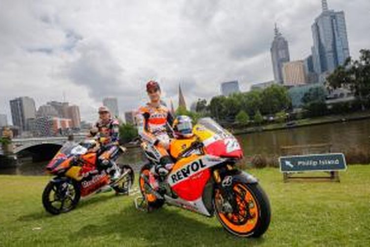 Pebalap Repsol Honda asal Spanyol, Dani Pedrosa, dan pebalap Moto3 asal Australia, Jack Miller, berpose di sisi Sungai Yarra, Melbourne, Rabu (15/10/20140, sebagai kegiatan pembuka GP Australia yang akan berlangsung di Phillip Island.