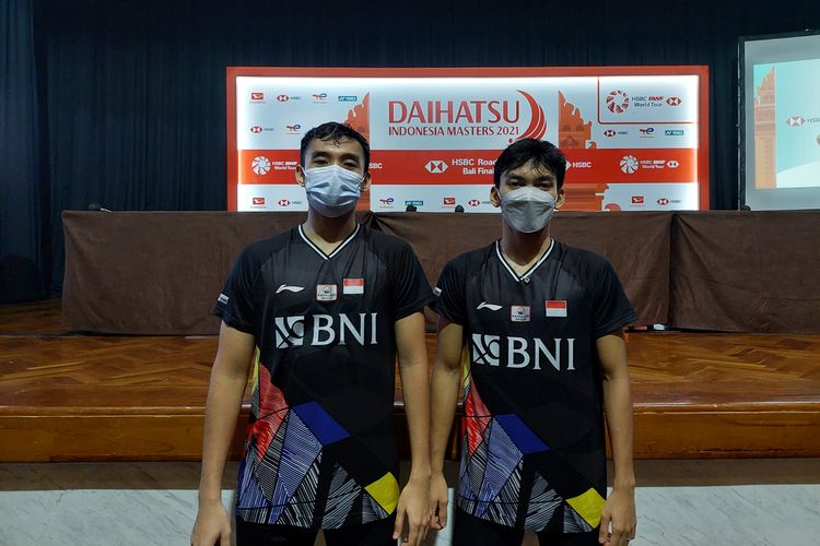 Muhammad Shohibul Fikri/Bagas Maulana setelah mengalahkan Fajar Alfian/Muhammad Rian Ardianto pada babak 32 besar Indonesia Masters 2021 di Bali International Convention Centre, Selasa (16/11/2021). 