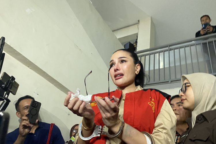 Nikita Mirzani menangis usai sidang duplik kasus pemerasan di Pengadilan Negeri Jakarta Selatan, Kamis (23/10/2025).