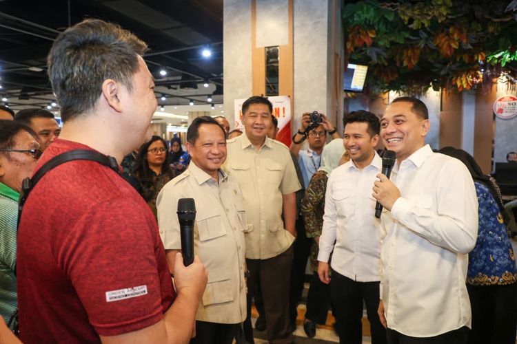 Menteri PKP Maruarar Sirait bersama Mendagri Tito Karnavian dan Wali Kota Surabaya Eri Cahyadi melihat fasilitas modern MPP Siola Surabaya yang menjadi percontohan nasional.