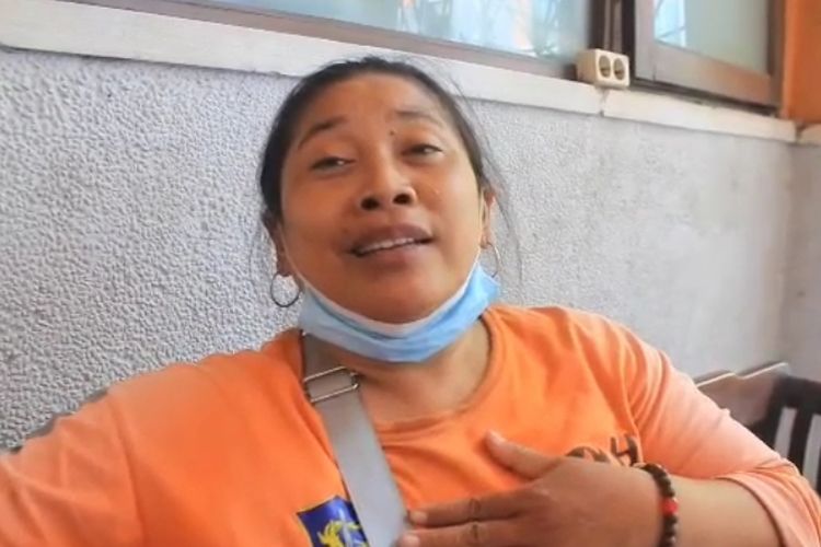 Siti Alifia, petugas kebersihan yang menjadi korban pembegalan di Balai Kota Surabaya, Kamis (14/8/2024).