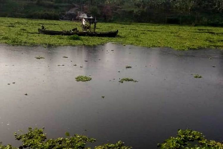 Kondisi pencemaran sungai Bengawan Solo yang berwarna merah hitam pekat, di wilayah Kecamatan Cepu, Kabupaten Blora, Jawa Tengah, Rabu (27/11/2019)