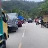 Jalan Trans-Timor Kupang Tertimbun Longsor, Antrean Kendaraan hingga 1 Kilometer