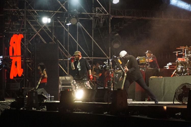 Grup band Limp Bizkit saat tampil di panggung A Stage, Garuda Wisnu Kencana (GWK), Badung, Bali, Minggu (9/9/2018). 