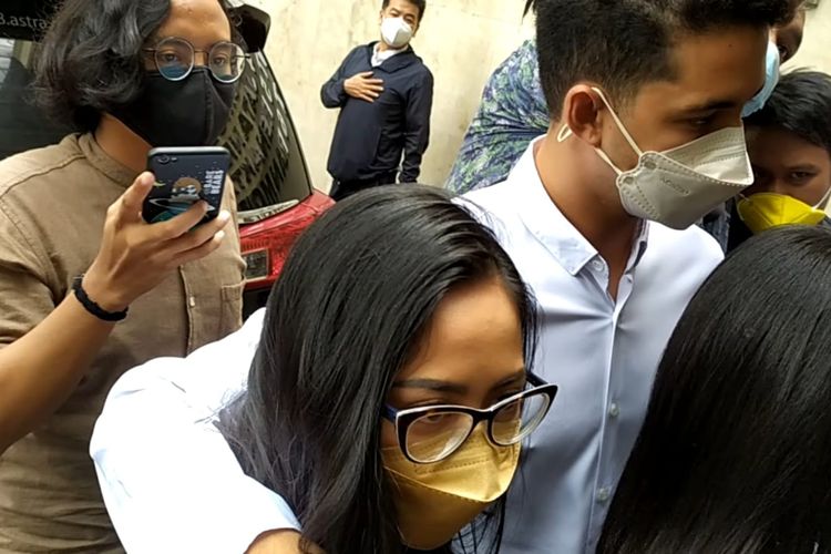 Selebgram Rachel Vennya didampingi kekasihnya, Salim Nauderer, menghadiri pemeriksaannya sebagai tersangka kasus dugaan kabur dari karantina di Polda Metro Jaya, Senin (8/11/2021).