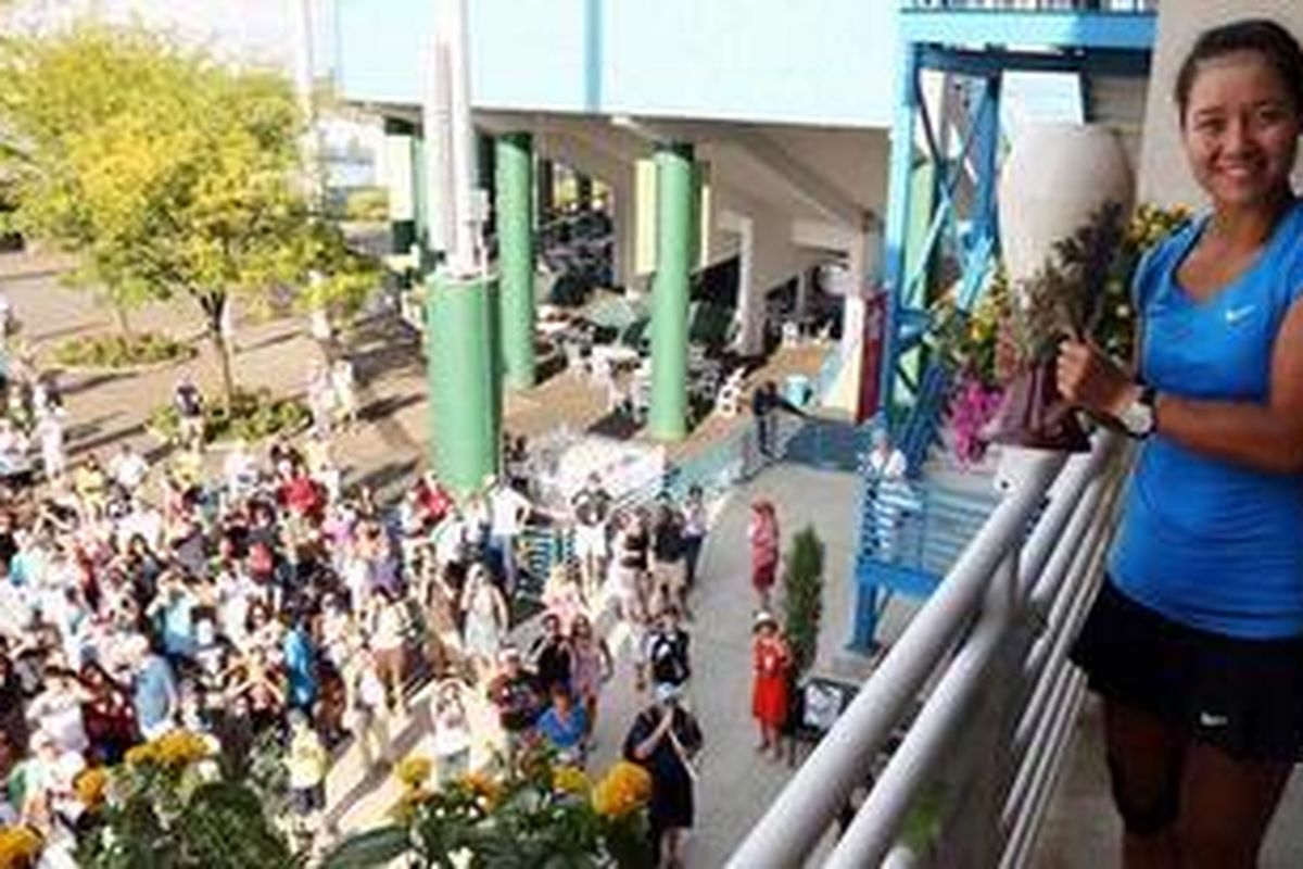 Petenis China, Li Na, berpose dengan trofi Cincinnati Masters, yang dia raih setelah menang atas petenis Jerman, Angelique Kerber, di final, Minggu (19/8/2012).