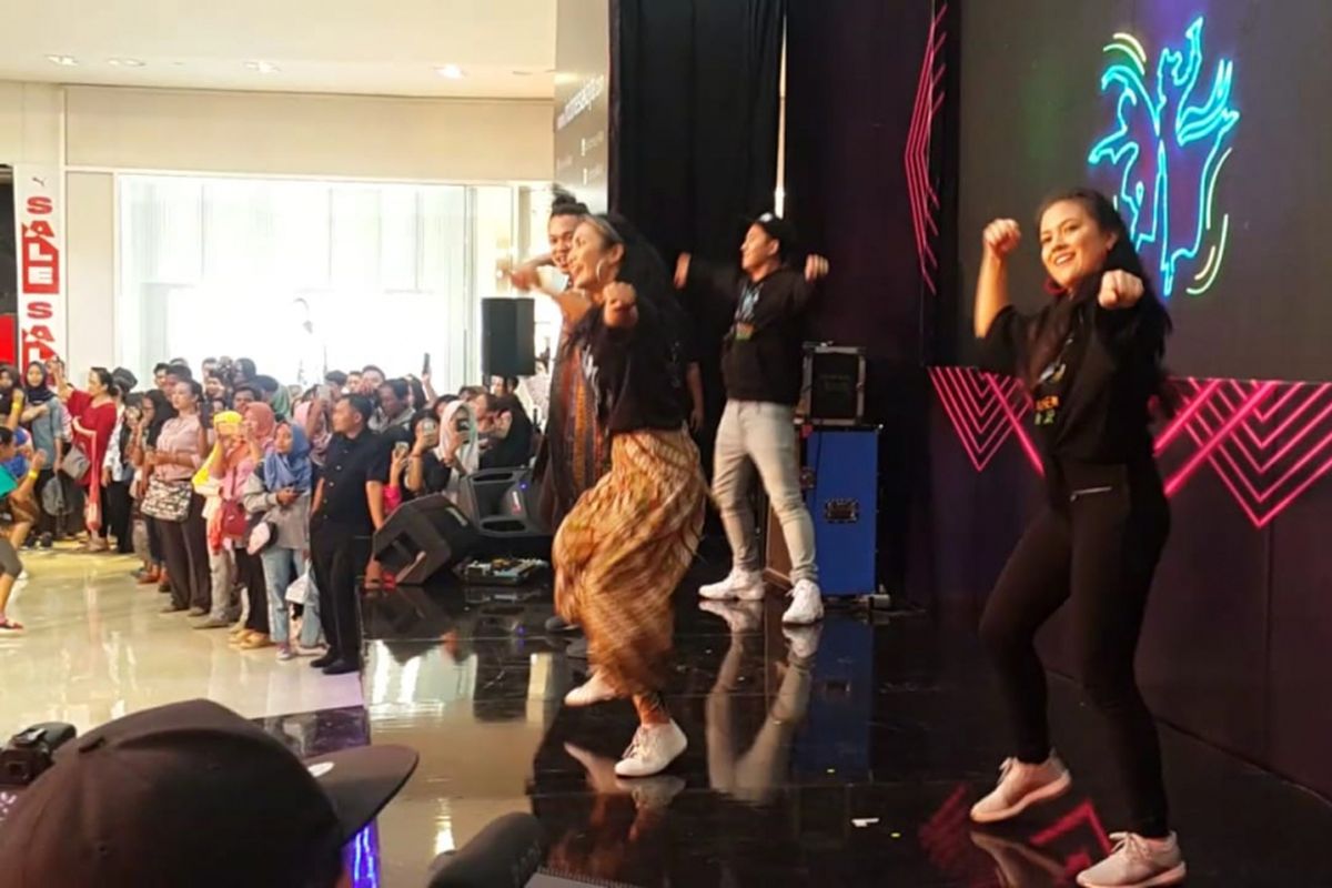Marsha Aruan (kanan) bersama Rafael Landy Tanubrata (kiri) menjadi ikon dan instruktur Indonesia Menari 2018, yang digelar di The Park Mall Solo Baru, Minggu (11/11/2018).