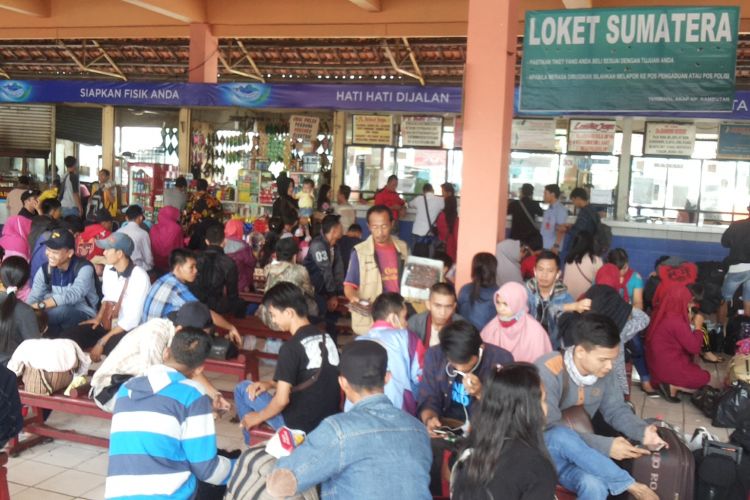 Para pemudik yang tengah memadati tempat tinggu bus yang ada di Terminal Kampung Rambutan, Jakarta Timur pada Rabu (21/6/2017). Terminal terpantau dipadati banyak pemudik yang hendak pulang ke kampung halamannya jelang Hari Raya Idul Fitri.