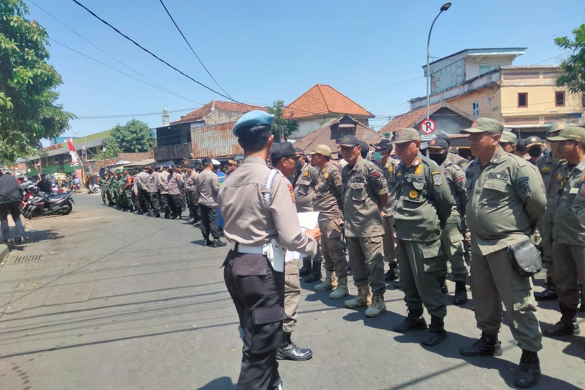 Ratusan personel yang menjaga Pasar Keputran Surabaya