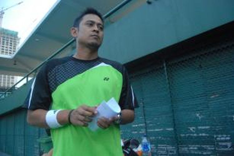 Pelatih tim Piala Davis, Febi Widianto, memperhatikan latihan para petenis di lapangan tenis Senayan, Jakarta, Selasa (3/9/2013).