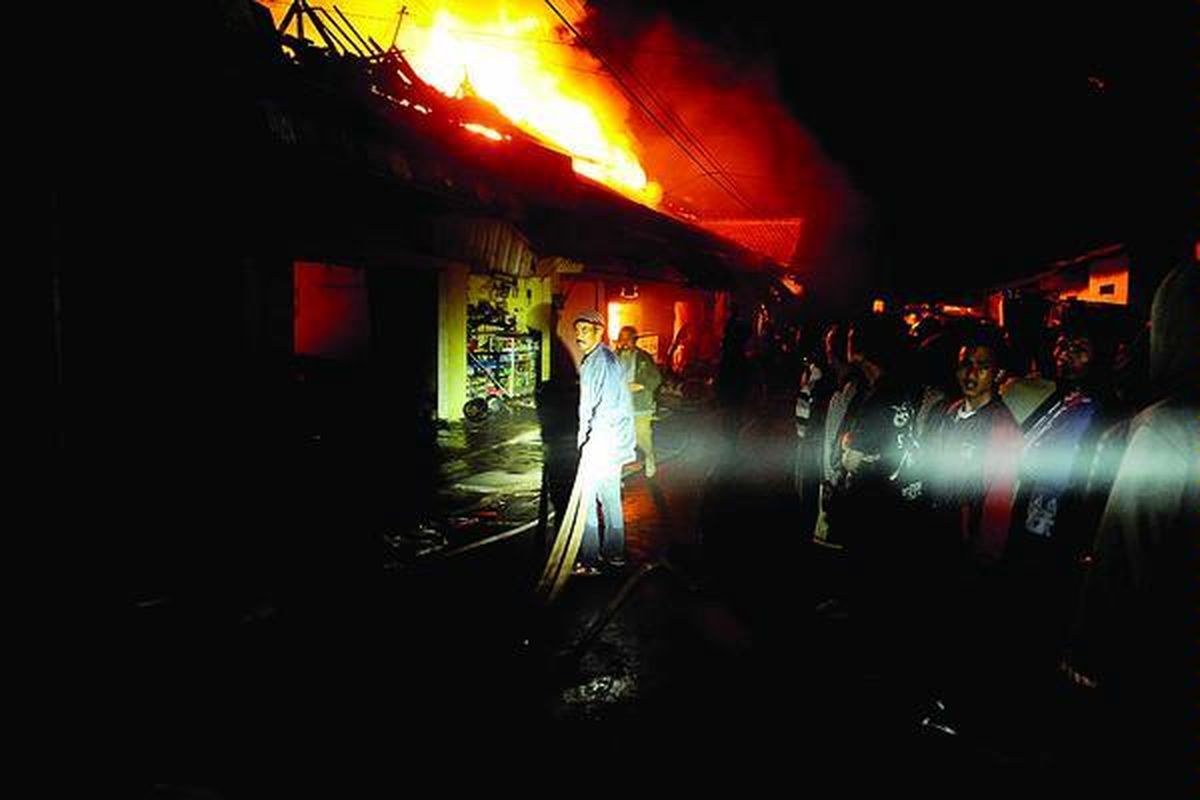  Kobaran api masih membakar bangunan kios dan bangunan Pasar Projo, Ambarawa, Kabupaten Semarang, Jawa Tengah, hingga Sabtu (21/7) dini hari. Kebakaran yang terjadi pada Jumat  sekitar pukul 20.00 ini menghancurkan ratusan kios dan los.