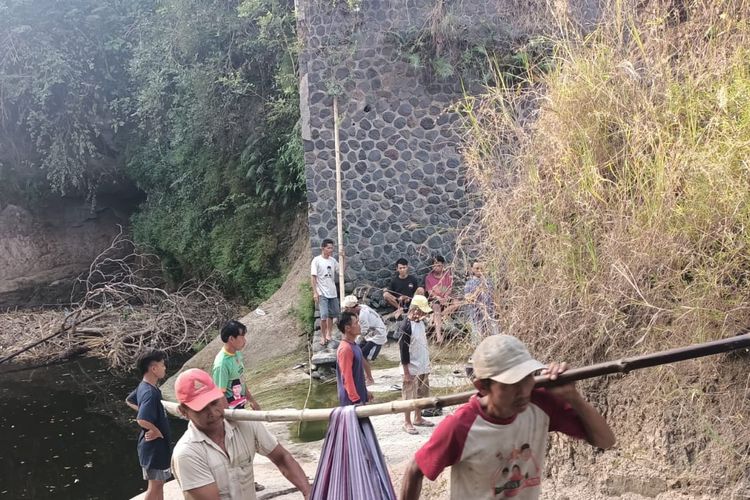  EVAKUASI?Warga mengevakuasi jenazah Fais yang ditemukan tewas tenggelam di Waduk Notopuro, Desa Duren, Kecamatan Pilangkenceng, Kabupaten Madiun, Jawa Timur. Dalam kejadian itu, Sutrisno, ayah kandung Fais turut meninggal saat menolong korban sementara tenggelam di waduk tersebut.