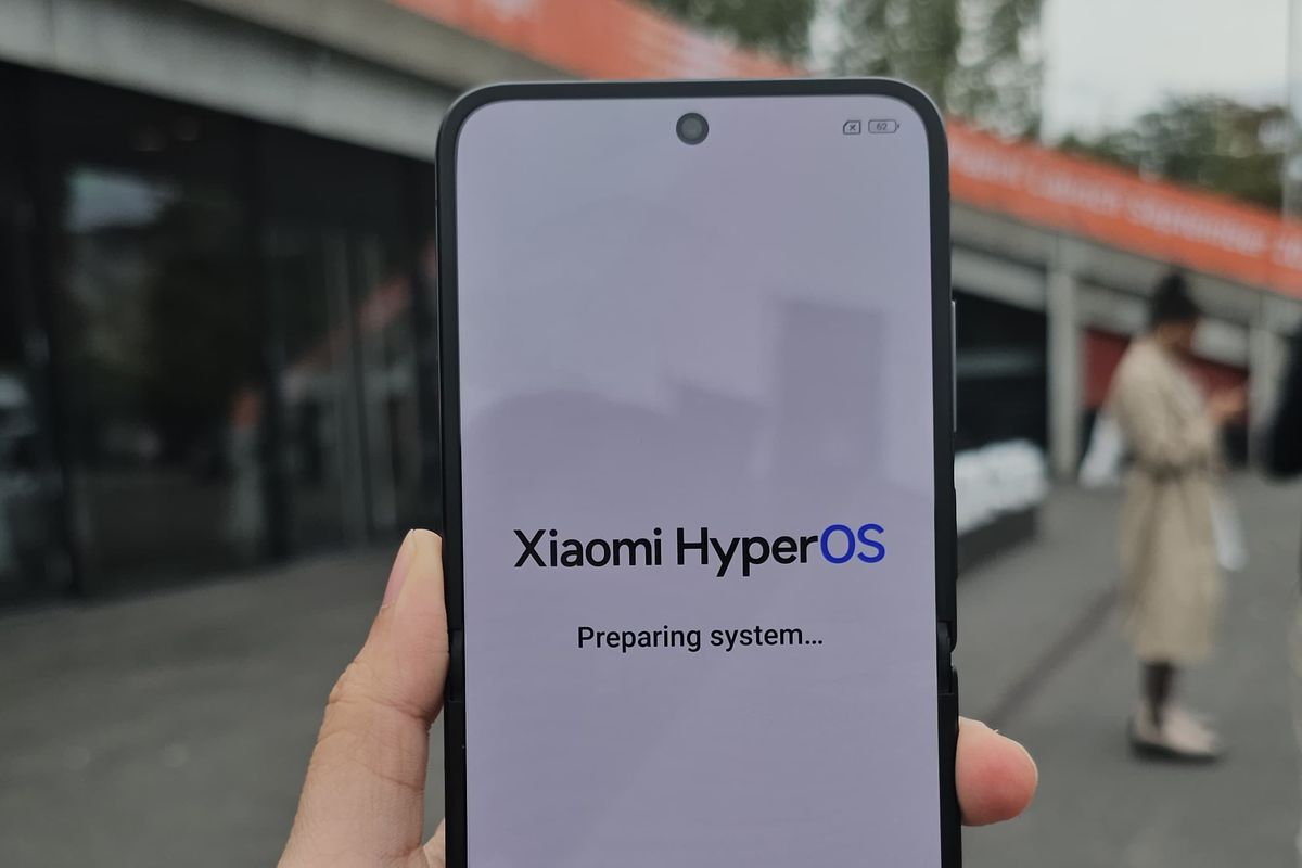 Smartphone lipat Xiaomi Mix Flip resmi meluncur secara global di Berlin, Jerman, Kamis (26/9/2024). Smartphone ini menjalankan sistem operasi Android 14 dan antarmuka HyperOS.