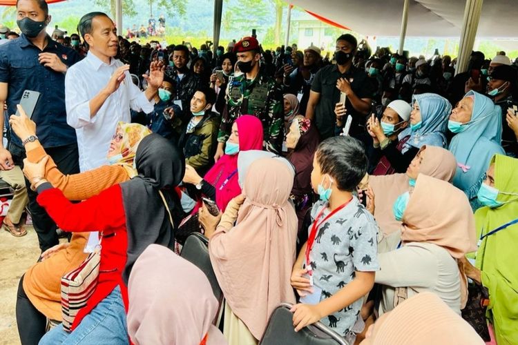 Presiden Joko Widodo saat menyerahkan bantuan ganti rugi rumah rusak kepada warga terdampak gempa di Cianjur Kamis (8/12/2022).