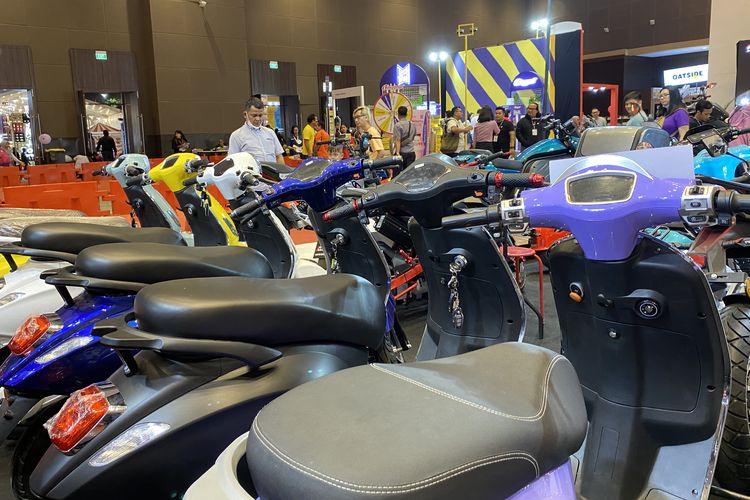 Deretan motor listrik Subsidi yang dipajang di Jakarta Fair 2023