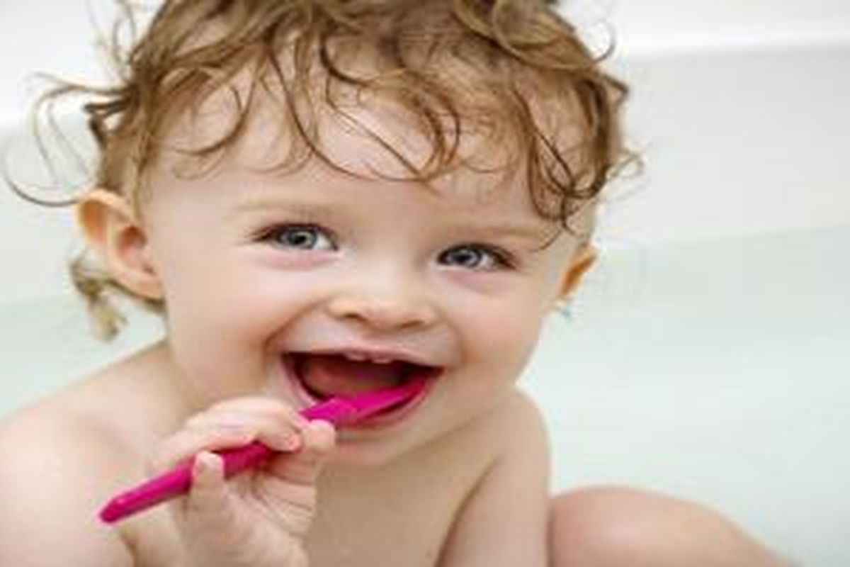 Ajarkan balita kebiasaan untuk menyikat gigi