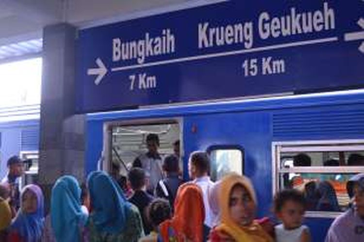 Puluhan warga menaiki kereta api di Terminal Krueng Mane, Aceh Utara, Jumat (11/11/2016)