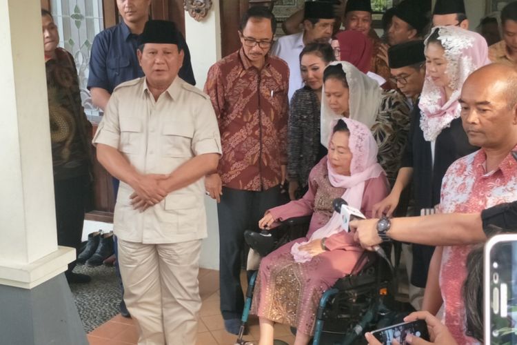 Bakal calon presiden Prabowo Subianto saat memberikan keterangan seusai bertemu istri mendiang Presiden Ke-4 RI Abdurrahman Wahid atau Gus Dur, Shinta Nuriyah Wahid di Ciganjur, Jakarta Selatan, Kamis (13/9/2018). 