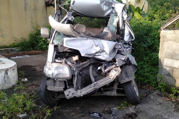 Mobil Gran Max AD 8970 AL ringsek akibat kecelakaan di jalan tol Bawen-Salatiga.