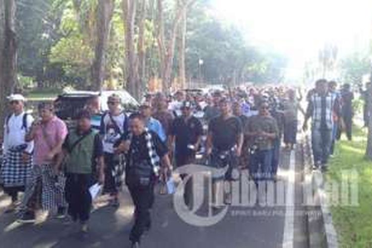 Aksi unjuk rasa damai dari Persatuan Sopir Taksi Bali (Persotab) dan Aliansi Sopir Transport Bali, Rabu (23/3/2016) di Parkir Timur Lapangan Renon, Denpasar, Bali.
