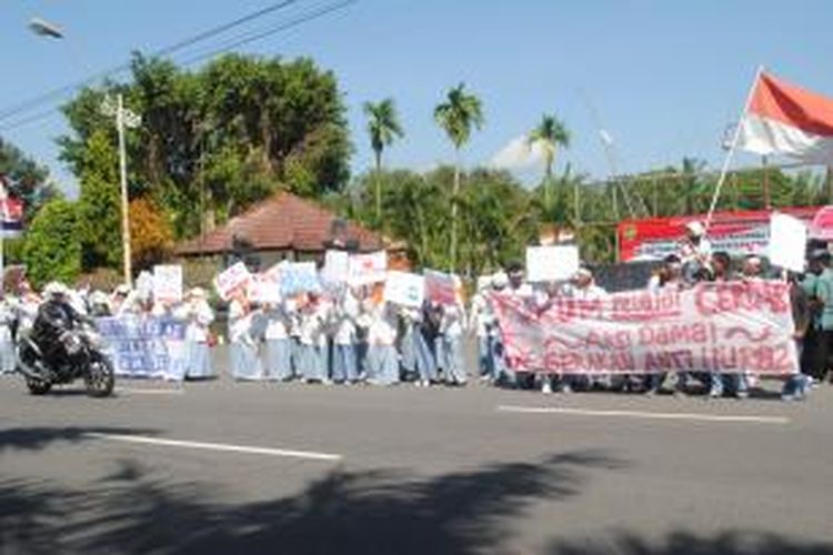 Puluhan pelajar menggelar aksi damai menolak euforia kelulusan di depan Pemda Kabupaten Magelang, Senin (19/5/2014).