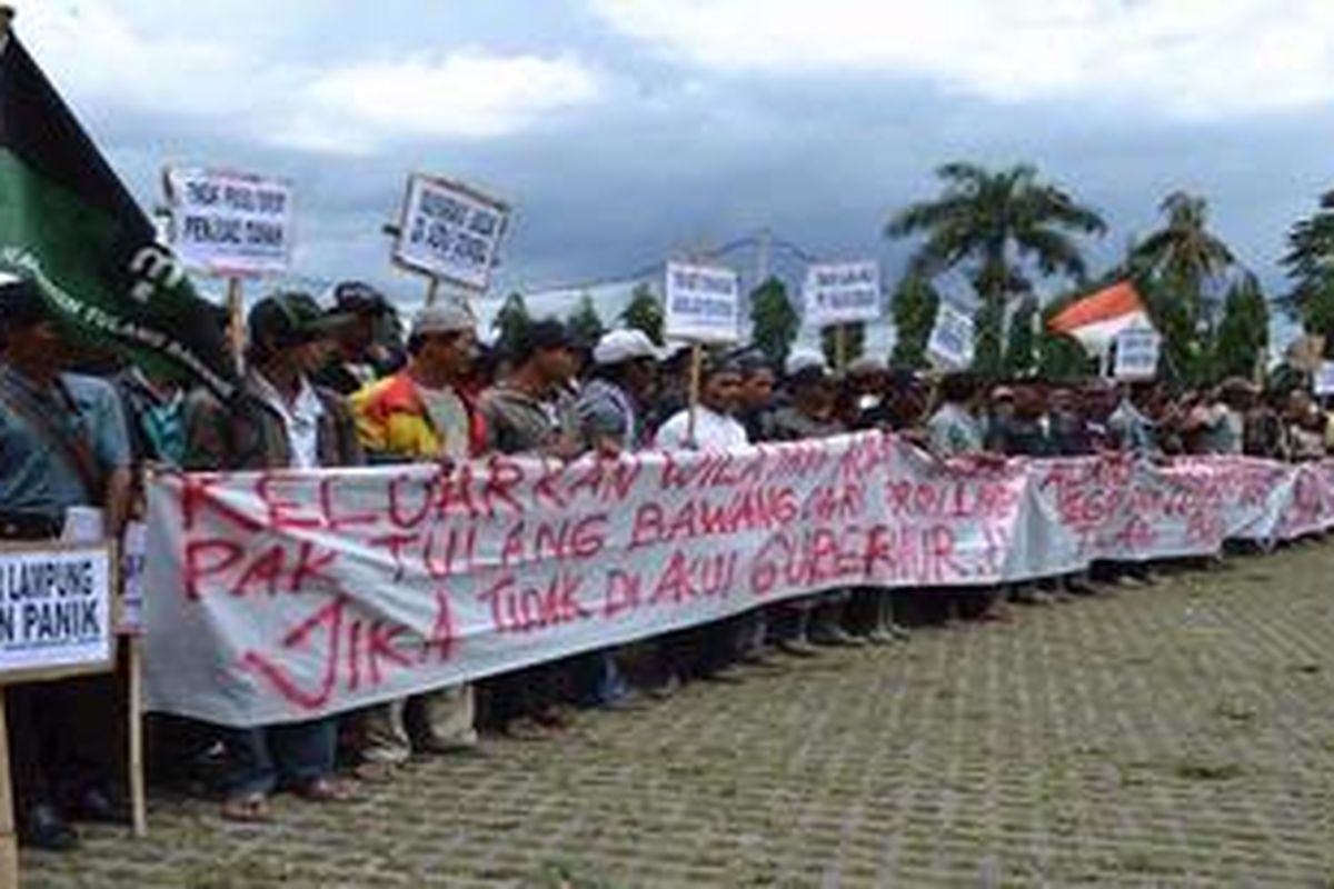 Ilustrasi: Ribuan warga di wiayah Tugu Roda, Suay Umpu, Mesuji, Lampung yang mendiami wilayah hutan Register 45 berunjuk rasa, Senin (16/1/2012) di depan Kantor Pemprov Lampung. Mereka menuntut pengukuran ulang atas kawasan Register 45, Mesuji, yang kini dikuasai PT Silva Inhutani Lampung.