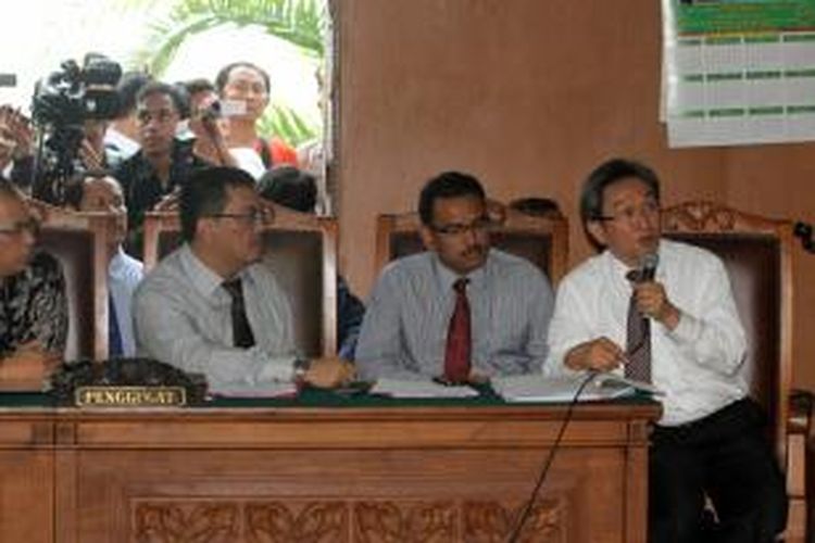 Tim kuasa hukum Komjen Pol Budi Gunawan hendak menjalani sidang perdana praperadilan penetapan Budi Gunawan sebagai tersangka pemilik rekening gendut Polri oleh KPK di Pengadilan Negeri Jakarta Selatan, Senin (2/2/2015). Sidang tersebut ditunda sampai minggu depan karena ketidakhadiran pihak tergugat.