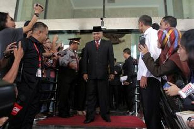 Pimpinan terpilih jilid IV Komisi Pemberantasan Korupsi (KPK) Agus Rahardjo (ketua) hendak meninggalkan Gedung KPK, Jakarta Selatan, sebelum dilantik di Istana Negara, Senin (21/12/2015).