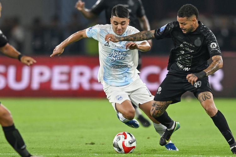 Pesepak bola PSIM Yogyakarta Ezequiel Vidal (tengah) berusaha melewati adangan pesepak bola Persija Jakarta Maxwell (kanan) dalam pertandingan lanjutan Super League 2025 di Stadion Utama Gelora Bung Karno (SUGBK), Jakarta, Jumat (28/11/2025). ANTARA FOTO/Rivan Awal Lingga/app/YU