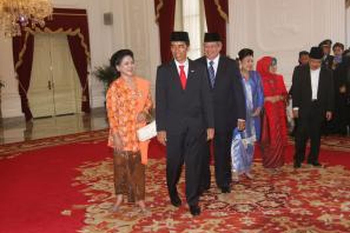 Presiden Republik Indonesia baru Joko Widodo bersiap melakukan konferensi pers bersama pejabat lama Susilo Bambang Yudhoyono didampingi Ibu Negara Iriana Joko Widodo dan Ibu Ani Yudhoyono, usai mengikuti acara pisah sambut di Istana Merdeka, Jakarta, Senin (20/10/2014). Sebelumnya Joko Widodo bersama Wakilnya Jusuf Kalla dilantik oleh MPR RI di Gedung Parlemen Senayan, Jakarta.