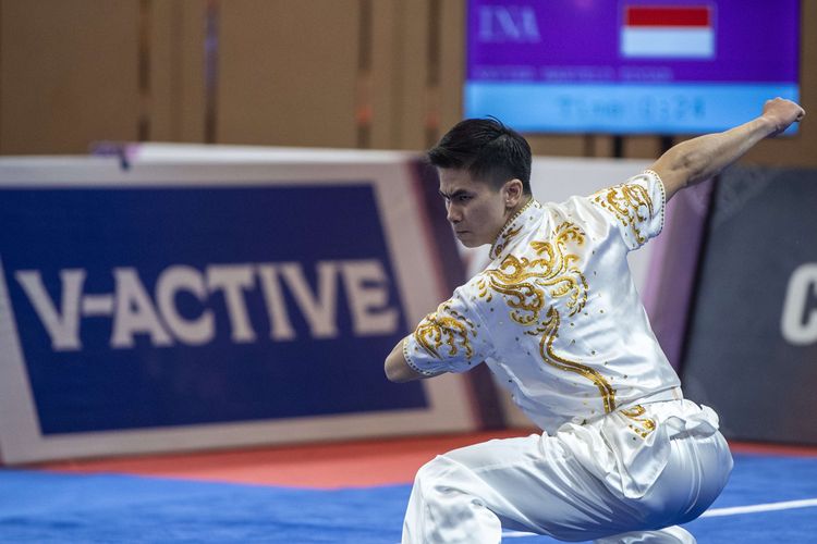 Atlet Taolu Indonesia Edgar Xavier Marvelo beraksi dalam final Wushu nomor Changquan putra saat SEA Games 2023 di Chroy Changvar International Convention & Exhibition Center, Phnom Penh, Kamboja, Jumat (12/5/2023). Edgar Xavier meraih medali emas pada nomor tersebut dengan skor 9,713.