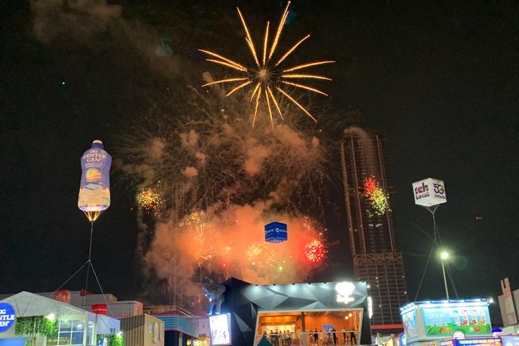 Kembang api tampak menghiasi langit JIExpo Kemayoran, sebagai pertanda diresmikannya pembukaan Jakarta Fair Kemayoran 2022, Kamis (9/6/2022).