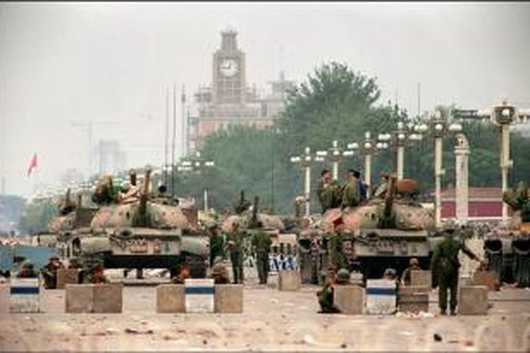 Foto ini diambil pada 6 Juni 1989 memperlihatkan Tentara Pembebasan Rakyat (PLA) didukung puluhan tank mengamankan jalan raya Chang'an yang menuju Lapangan Tiananmen, Beijing.
