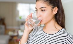 Benarkah Minum Air Setelah Bangun Tidur Bermanfaat untuk Kesehatan?