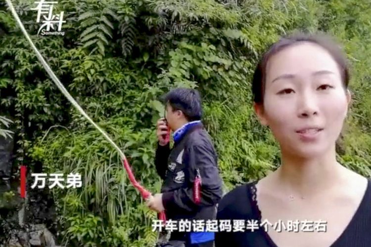 Wan Tiandi, staf seorang taman di China yang rela meloncat dari ketinggian 300 meter menggunakan tali bungee jumping untuk mengantarkan makan siang kepada teman-temannya.