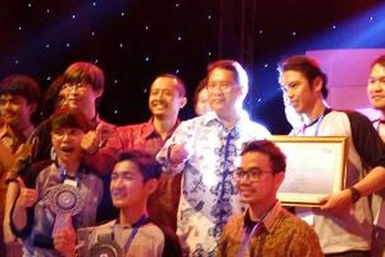 Menkominfo Rudiantara befoto bersama pemenang INAICTA 2015 di Jakarta, Rabu (9/9/2015).
