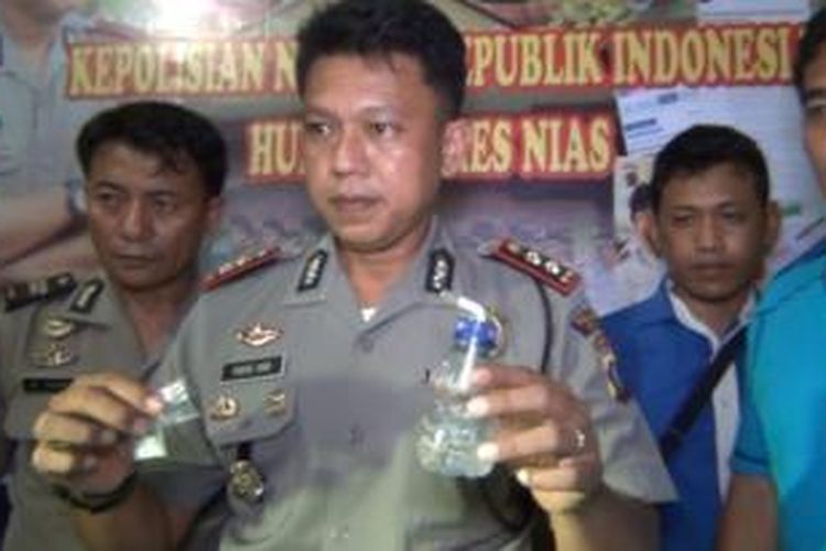 Kepolisian Resor Nias, berhasil menangkap seorang gembong pengedar narkotika beserta satu kurir, gembong pengedar narkotika merupakan oknum anggota Polres Nias berpangkat Brigadir Satu, demikian di sampaikan Kapolres Nias, AKBP Yofie Girianto Putro, S.Ik.