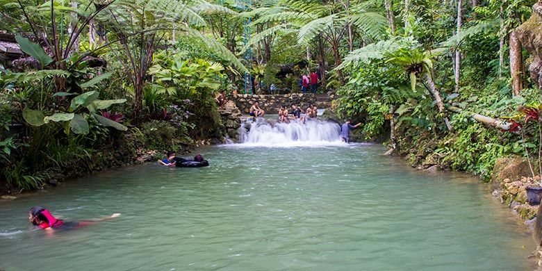 Kolam pemandian alami di Ekowisata Sungai Mudal yang airnya begitu sejuk dan menyegarkan.