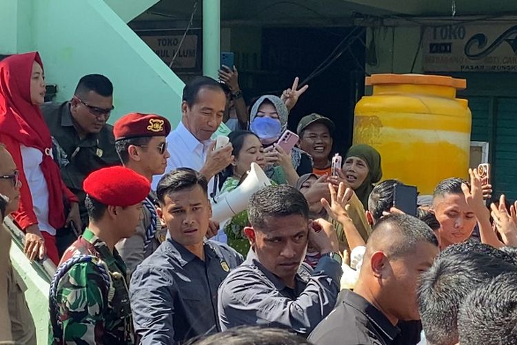 Presiden Joko Widodo saat dikerumuni pedagang di Pasar Sopoyono, Surabaya, Jumat (6/9/2024).