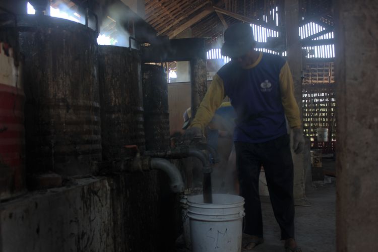 Pekerja pabrik janggelan milik Sumarni di Magetan, Jatim, membersihkan gelembung di atas ember sebelum didinginkan. Setiap hari selama bulan puasa pabrik janggelan Sumarni menghasilkan 400 ember 23 kilogram dan 10 kilogram yang dipasarkan sekitar Magetan, Madiun, Ponorogo, Ngawi, Sragen hingga ke Kabupaten Klaten, Jawa Tengah. Janggelan atau cincau hitam biasanya disajikan sebagai campuran minuman untuk berbuka puasa.